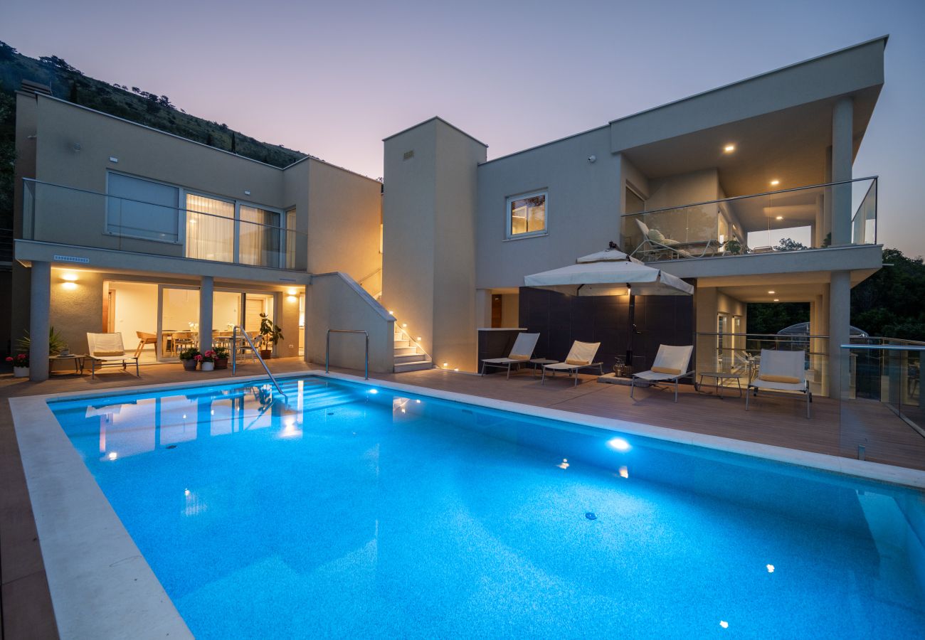 Pool bei Nacht